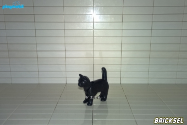 Кошка с подвижной головой черная стоит