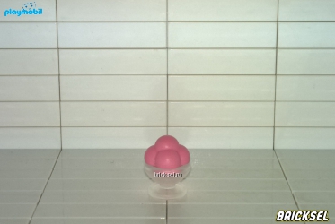 Мороженое шариками в прозрачном стаканчике розовое
