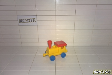 Паровозик игрушечный желтый с красной крышей