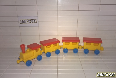 Паровозик игрушечный с красной крышей и 3 вагончиками в сборе желтый