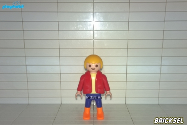 Мальчик блондин в красной теплой куртке и ярко-в оранжевых резиновых сапогах