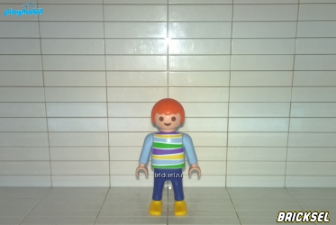 Мальчик в цветном свитере с неровными полосками