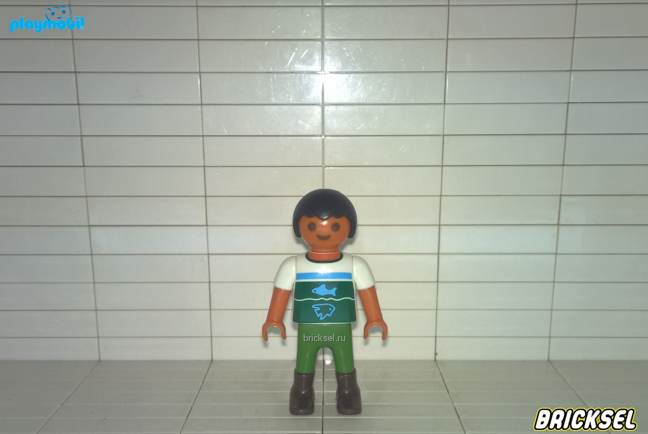 Плеймобил Мальчик темнокожий в зеленых брюках и футболке с рыбками, Playmobil