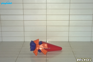Сверток-подарок верх красный низ перевязан оранжевым бантом синий