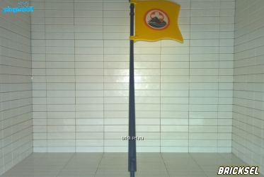 Флаг желтый с горой и медицинским крестом на черном флагштоке