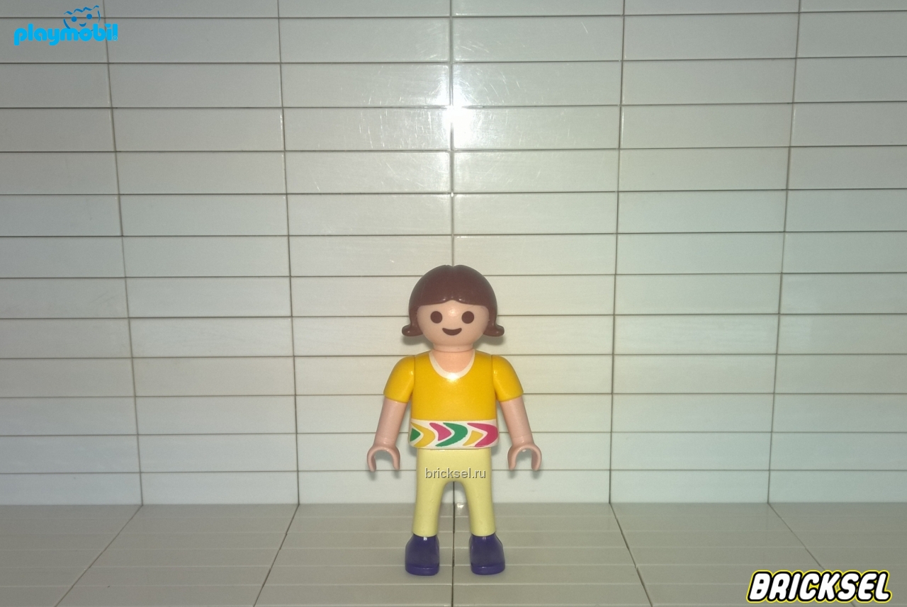 Плеймобил Девочка с темными волосами в бежевых брюках и желтой футболке с цветным кантом, Playmobil