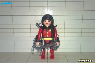 Девушка-воин брюнетка с косой в красно-черном костюме с оружием