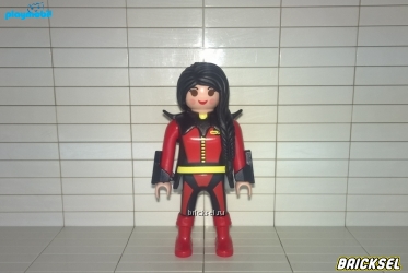 Девушка-воин брюнетка с косой в красно-черном костюме