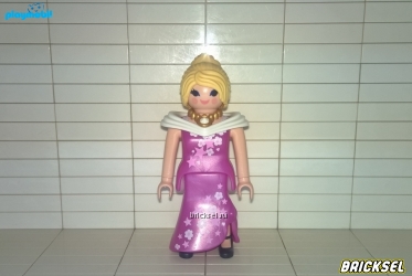 Придворная дама в вечернем перламутрово-розовом платье в цветочек и звездочку, на шее золотое ожерелье
