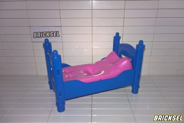 Кровать синяя  розовым постельным в сборе
