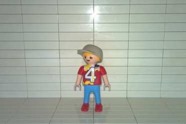 Мальчик в футболке с цифрой 4 в кепке (1995)