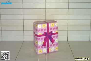 Коробка подарочная розовая с цветами и сердечками перетянутая темно-малиновым батом