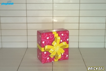 Коробка подарочная малиновая с розовыми вензелями и желтым бантом
