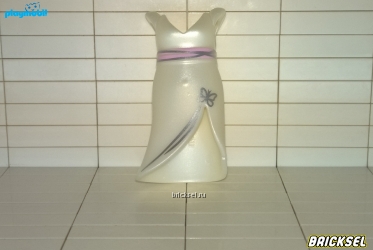 Платье вечернее жемчужно-белое с серебристо-сиреневым поясом и полосками с бабочкой у выреза