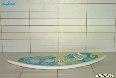 Доска для серфинга белая снизу, сверху сине-желто-голубая с белыми цветами
