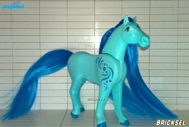Лошадь с синей гривой и синим узором на плече голубая