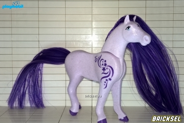 Лошадь светло-сиреневая с фиолетовой гривой и фиолетовым узором на плече