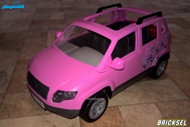 Семейный автомобиль розовый с черно-белыми узорами