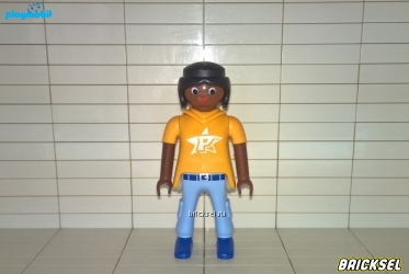 Плеймобил Мужчина темнокожий в голубых джинсах с синим ремнем и желтой футболке с белой звездой и буквой Р на груди, Playmobil