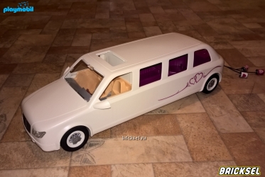 Свадебный лимузин с темно-малиновыми узорами и сердцами на фаркоп прикреплены три консервные банки на веревке белый