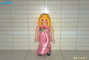 Принцесса в платье нежно-розового цвета с цветами на груди и вьющиеся желтыми волосами