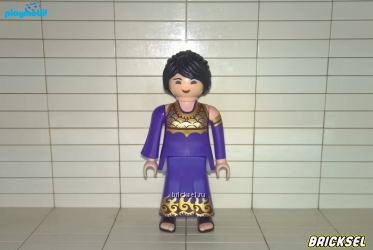 Воин азиат в фиолетовом платье с чешуей на груди и языками пламени внизу перламутрово-золотой