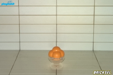 Мороженое шариками в прозрачном стаканчике оранжевое
