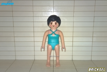 Женщина с черными короткими волосами в бирюзовом закрытом купальнике